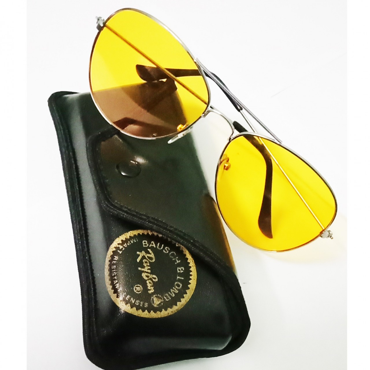 Fashionable unisex sunglasses in yellow color with pouch