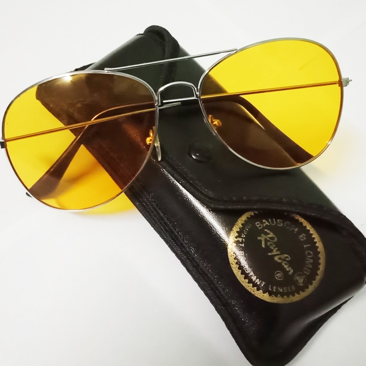Fashionable unisex sunglasses in yellow color with pouch