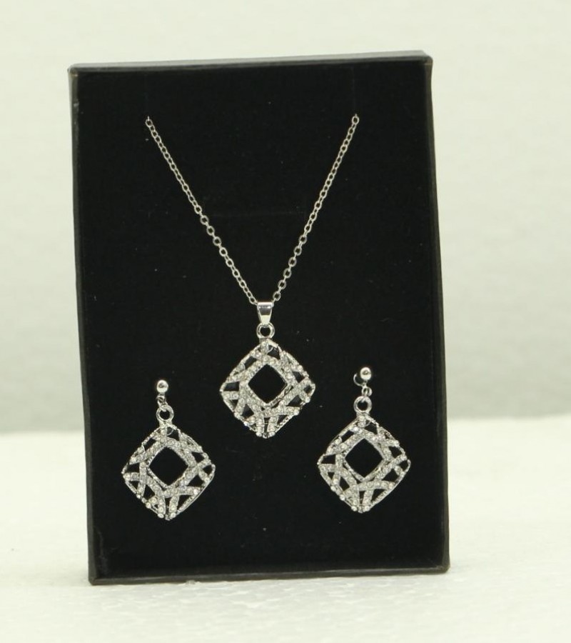 Kun traders Unique Square Style Necklace Pendant Chain & Earrings