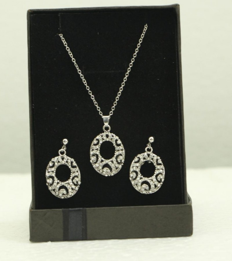 Kun traders Unique Style Silver Necklace Pendant Chain & Earrings