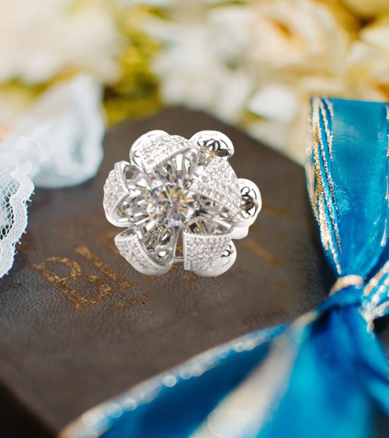 Stylish Glowing Flower Silver Ring